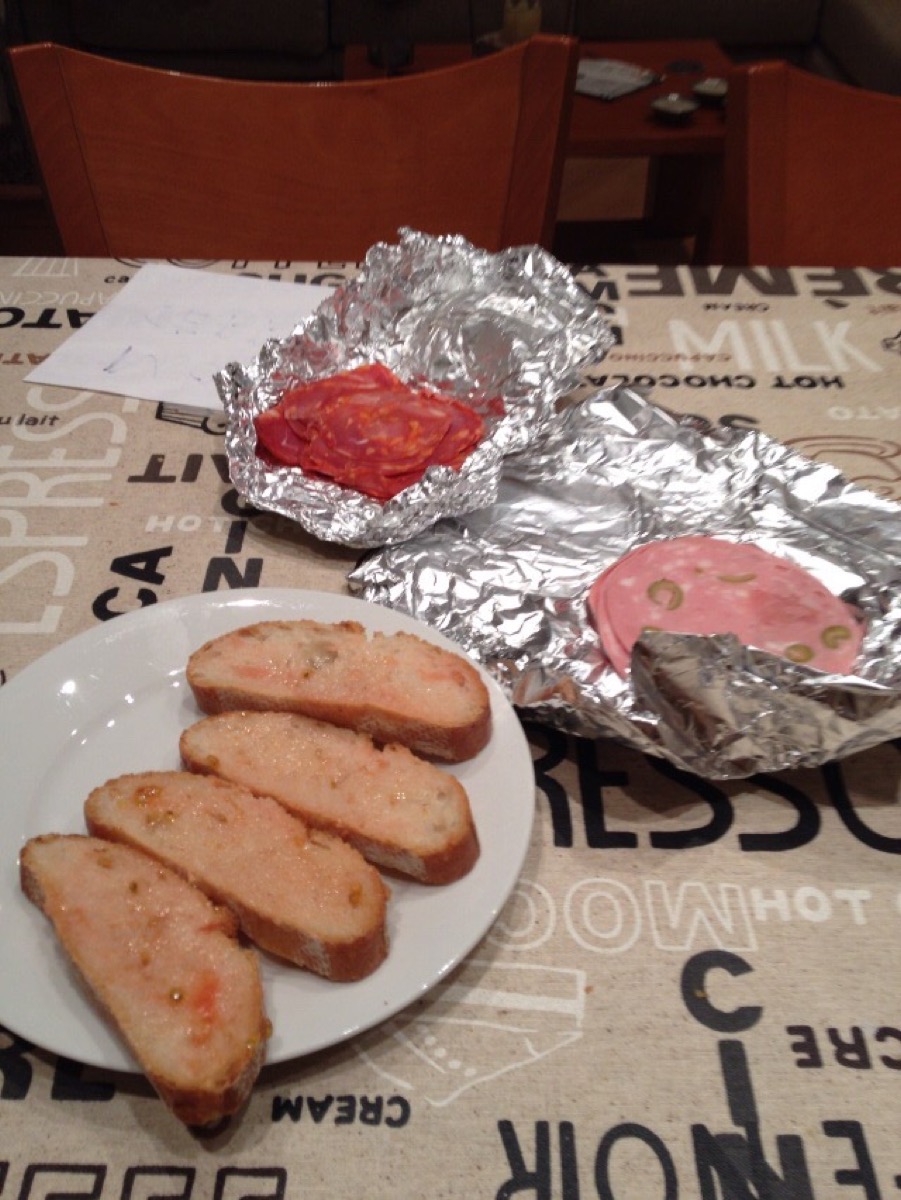 パンにトマトをすりつぶした食べ物