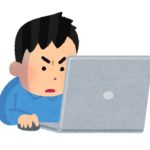 PC操作に苦戦する男性