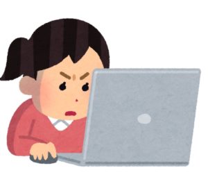 PCに熱中している女性