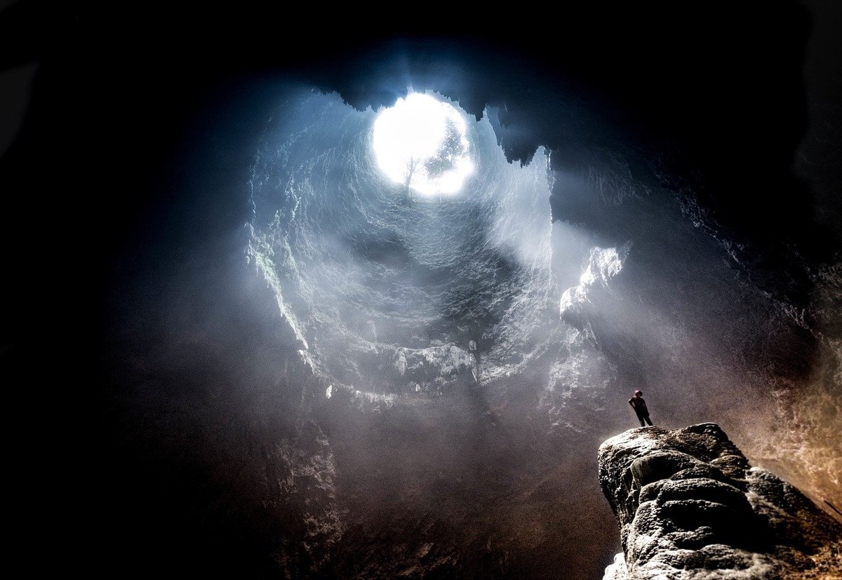 cave-2604672_1280
