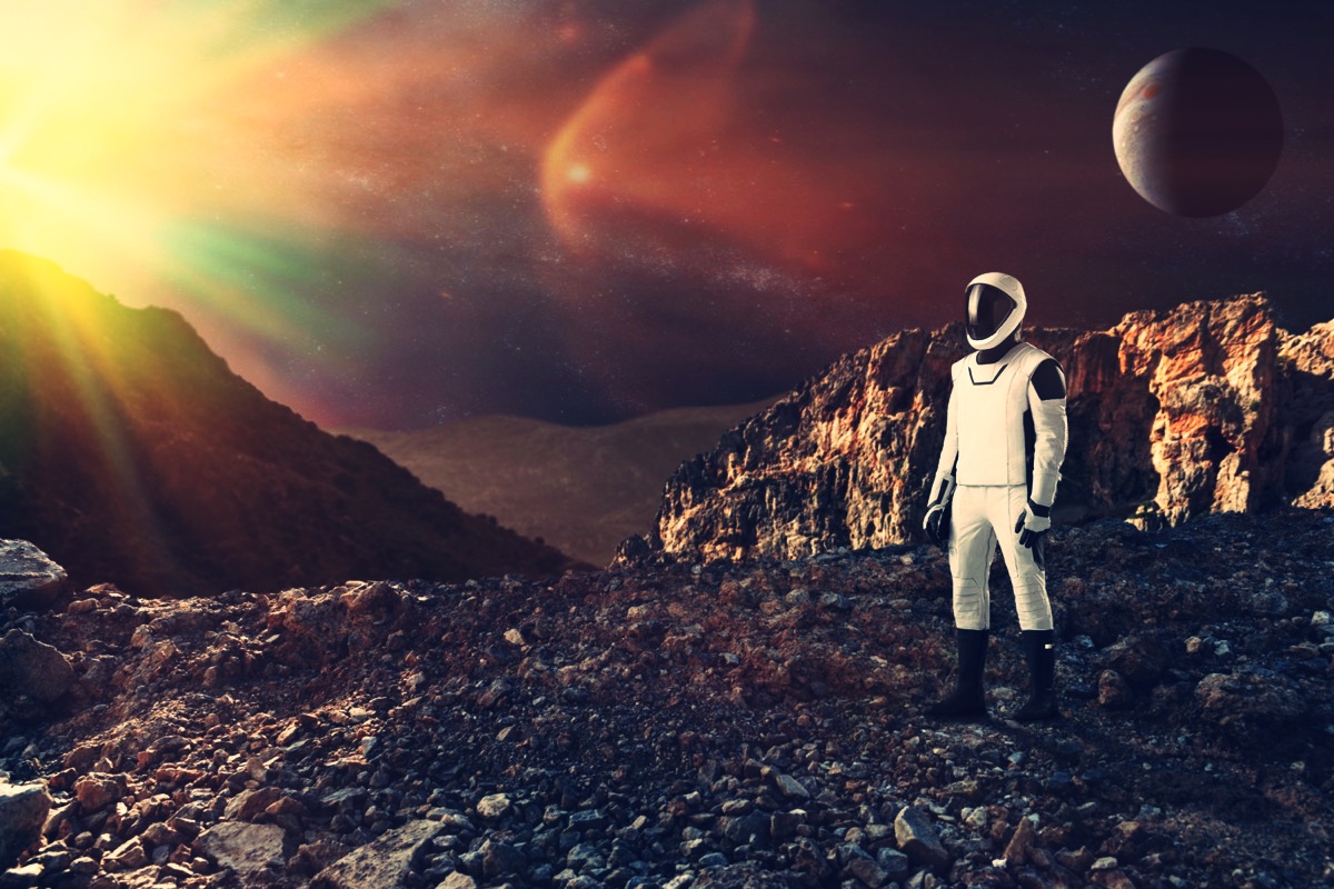 freepik-spaceman-walks-on-the-alien-planet